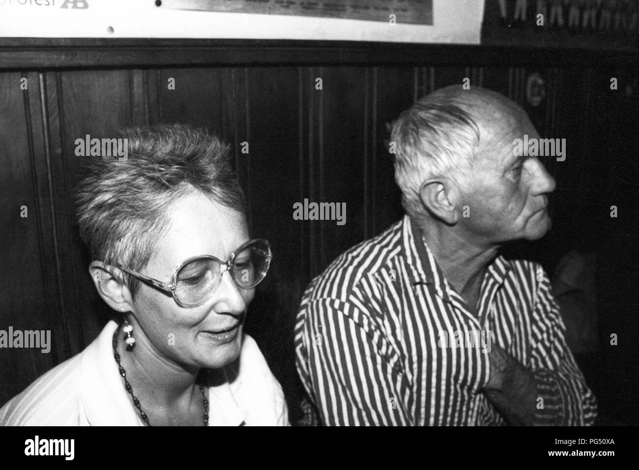 'L'scrittore ceco Bohumil Hrabal e il traduttore Susanna Roth nel ristorante ''Zum Goldenen Tiger''." Foto Stock