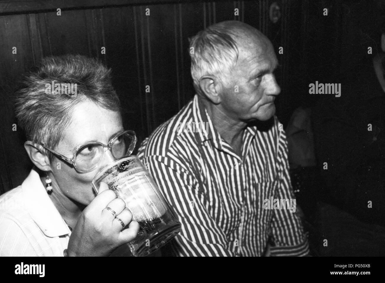 'L'scrittore ceco Bohumil Hrabal e il traduttore Susanna Roth nel ristorante ''Zum Goldenen Tiger''." Foto Stock