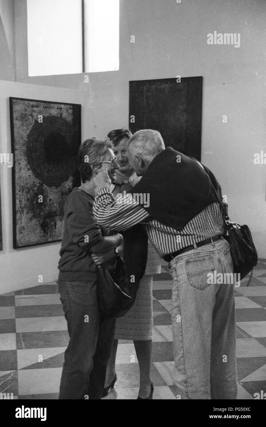 Il scrittore ceco Bohumil Hrabal e il traduttore Susanna Roth in un museo. Foto Stock