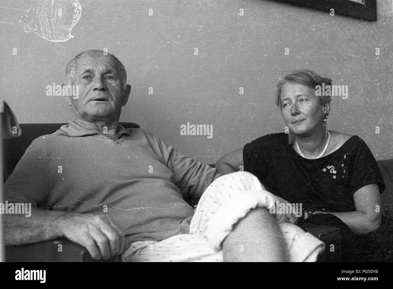 Il scrittore ceco Bohumil Hrabal e il suo traduttore Susanna Roth in un ospedale di Praga. Roth tradotto varie opere di letteratura CECA dalla Repubblica ceca in tedesco e mantenuta una stretta amicizia con Hrabal. Foto Stock