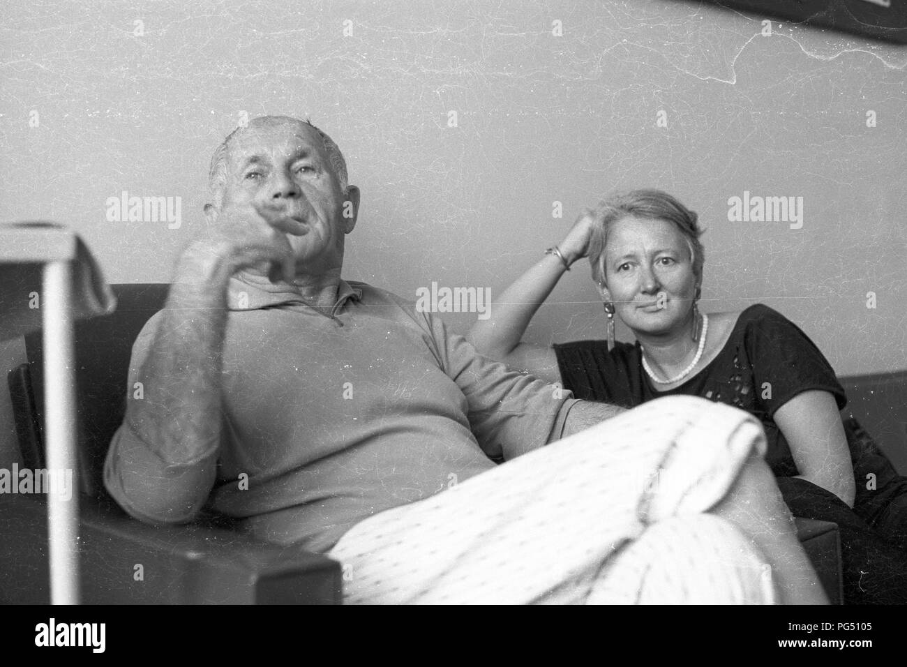 Il scrittore ceco Bohumil Hrabal e il suo traduttore Susanna Roth in un ospedale di Praga. Roth tradotto varie opere di letteratura CECA dalla Repubblica ceca in tedesco e mantenuta una stretta amicizia con Hrabal. Foto Stock