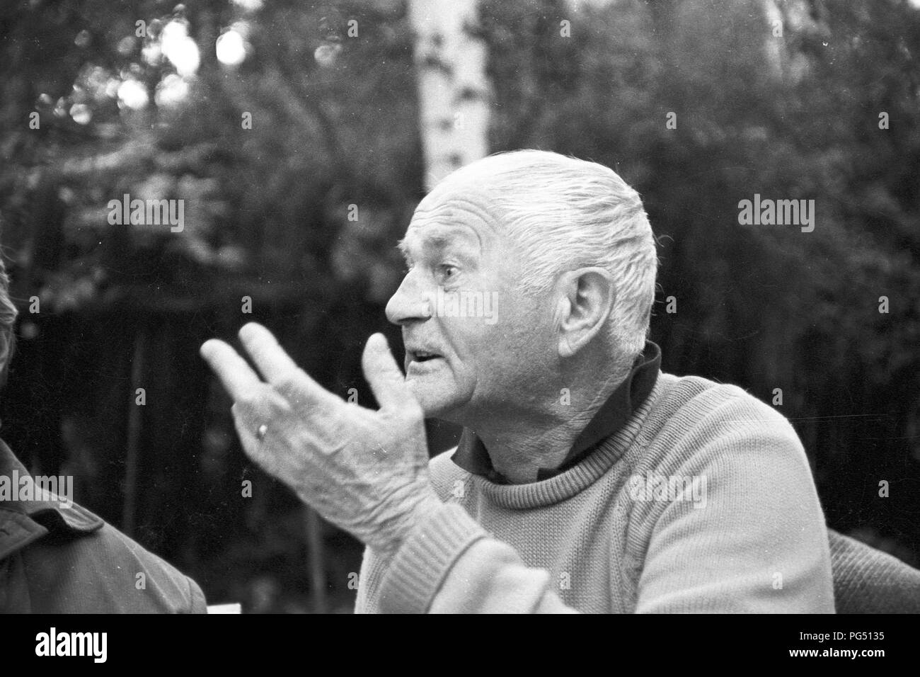 Il scrittore ceco Bohumil Hrabal nel giardino della sua casa di Kersko vicino a Praga. Foto Stock