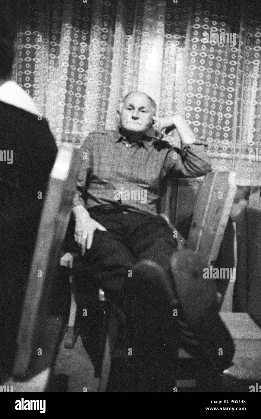 Il scrittore ceco Bohumil Hrabal in un pub in Kersko vicino a Praga, dove Hrabal possedeva una casa estiva. Foto Stock