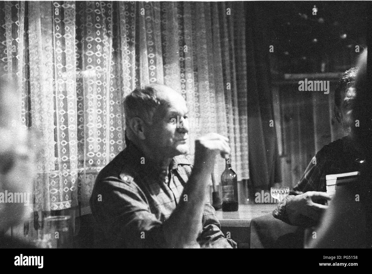 Il scrittore ceco Bohumil Hrabal in un pub in Kersko vicino a Praga, dove Hrabal possedeva una casa estiva. Foto Stock