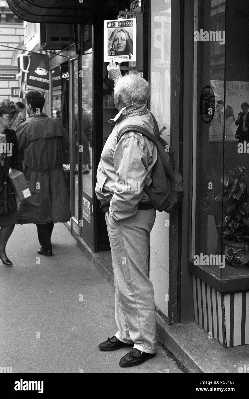 'L'scrittore ceco Bohumil Hrabal mostra un problema del ''Wochenpresse'' con Greta Garbo nella pagina del titolo, presso un chiosco Viennese.". Foto Stock