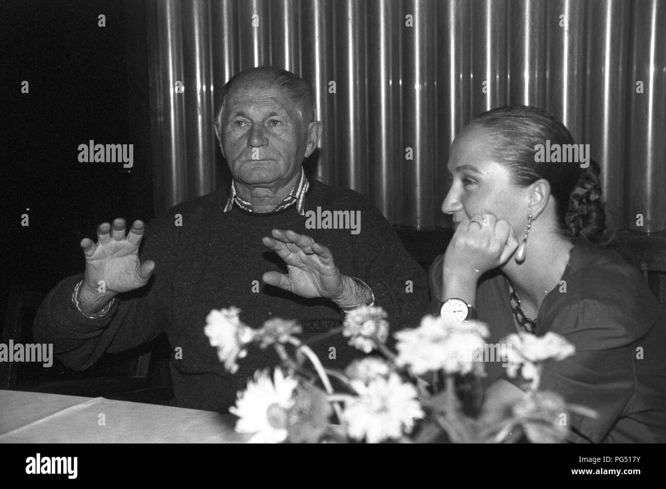 Il cantante Bara Basikova e lo scrittore Bohumil Hrabal nel 1990 a Praga. Foto Stock