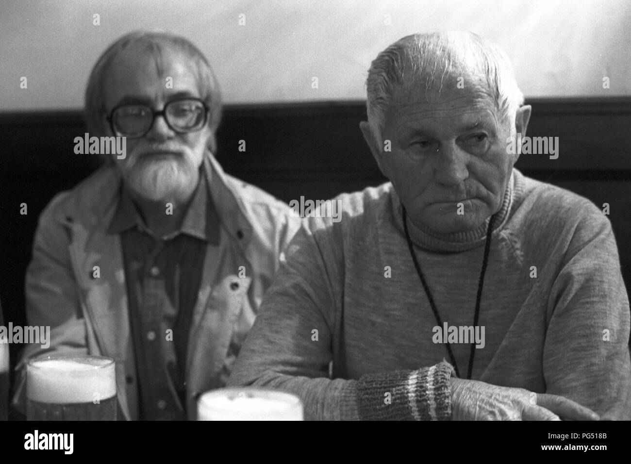 L'artista ceco Karel Trinkewitz e lo scrittore Bohumil Hrabal in un pub di Praga. Trinkewitz divenne più tardi il ceco Consul in Amburgo. Foto Stock