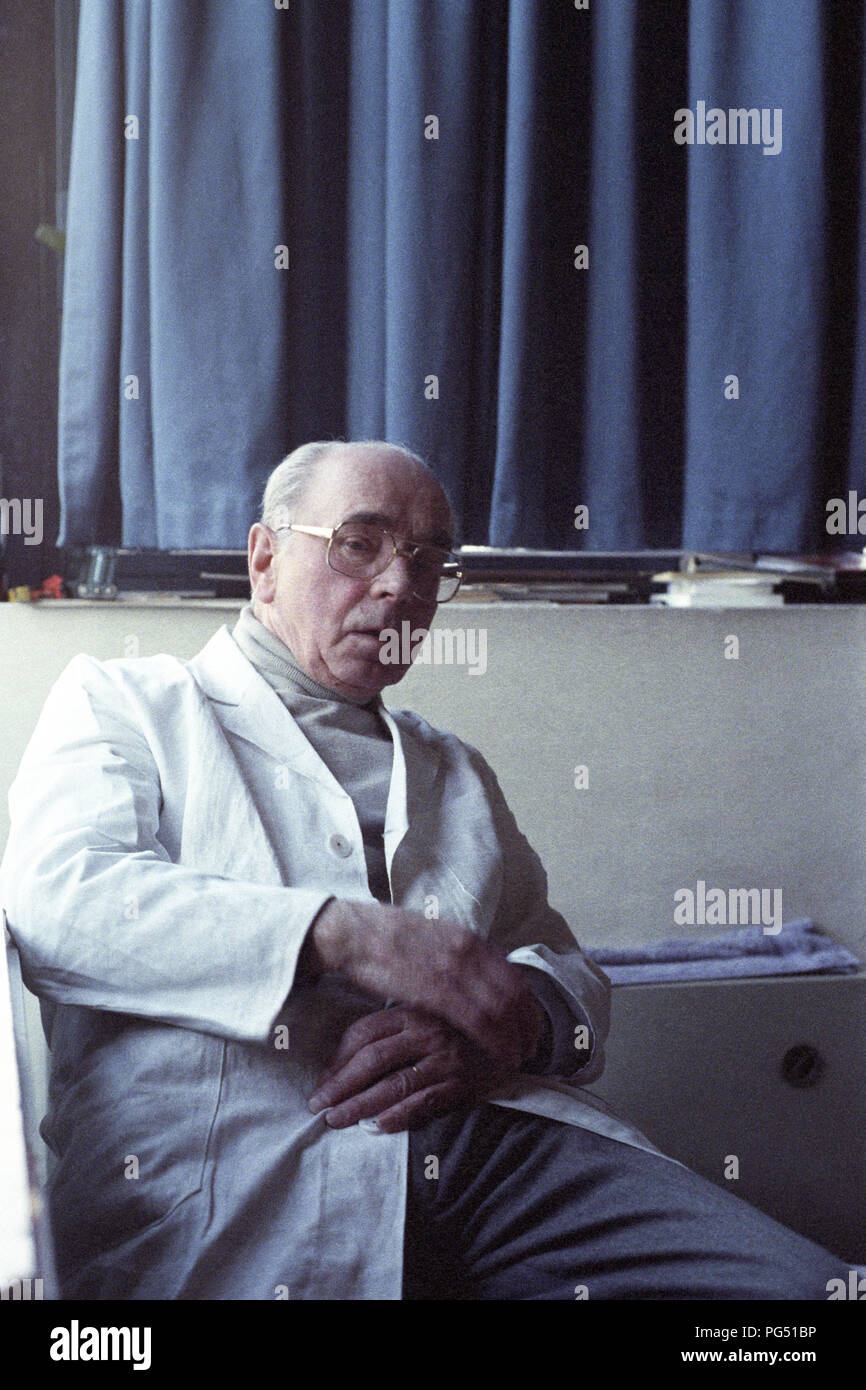 Studio dell'artista ceco Jiri Kolar a Parigi. L'artista e attivista Jiri Kolar nel suo studio a Parigi. Foto Stock