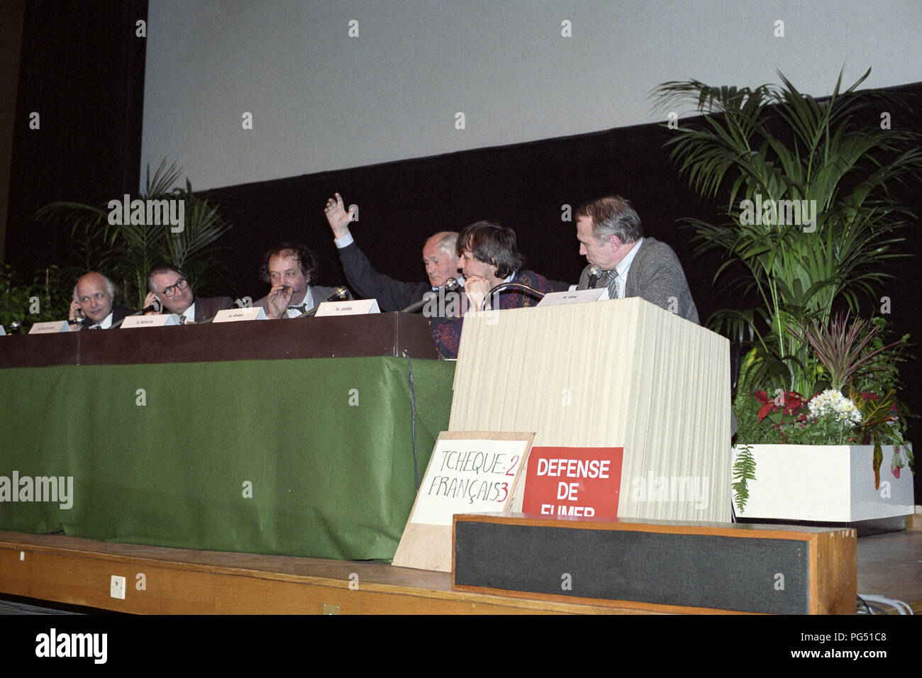 Panel di discussione a Parigi, al Salone del libro con la Repubblica ceca e autori francesi. Con la mano alzata, Bohumil Hrabal, a destra, Petr Kral. Foto Stock