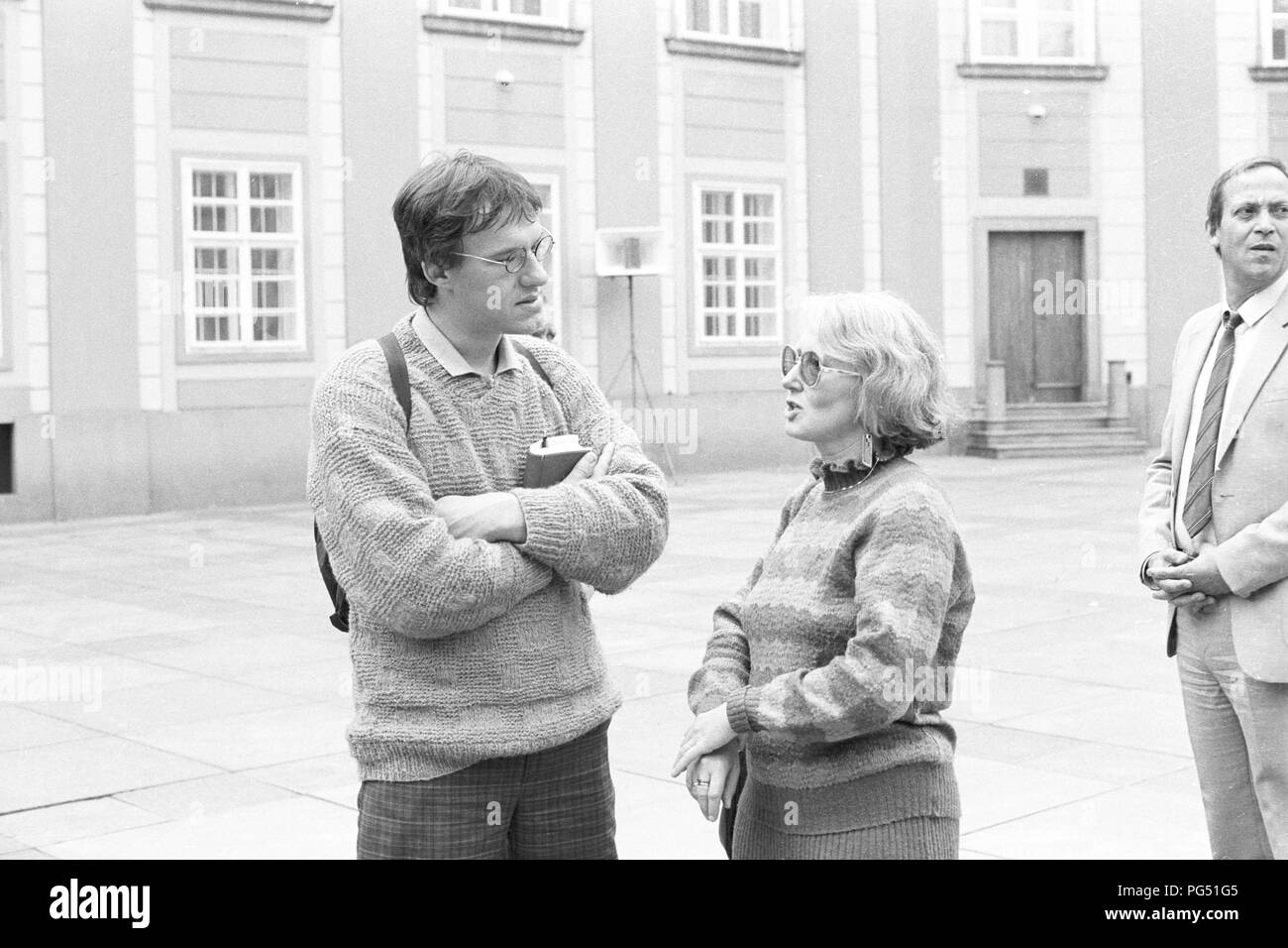 Conferenza di esperti su Boemia dell'Accademia delle scienze della Repubblica ceca presso il Castello di Praga. Bohemistics è il campo della filosofia che le ricerche della Repubblica ceca lingua e letteratura. A destra nella foto, il traduttore Susanna Roth. Foto Stock