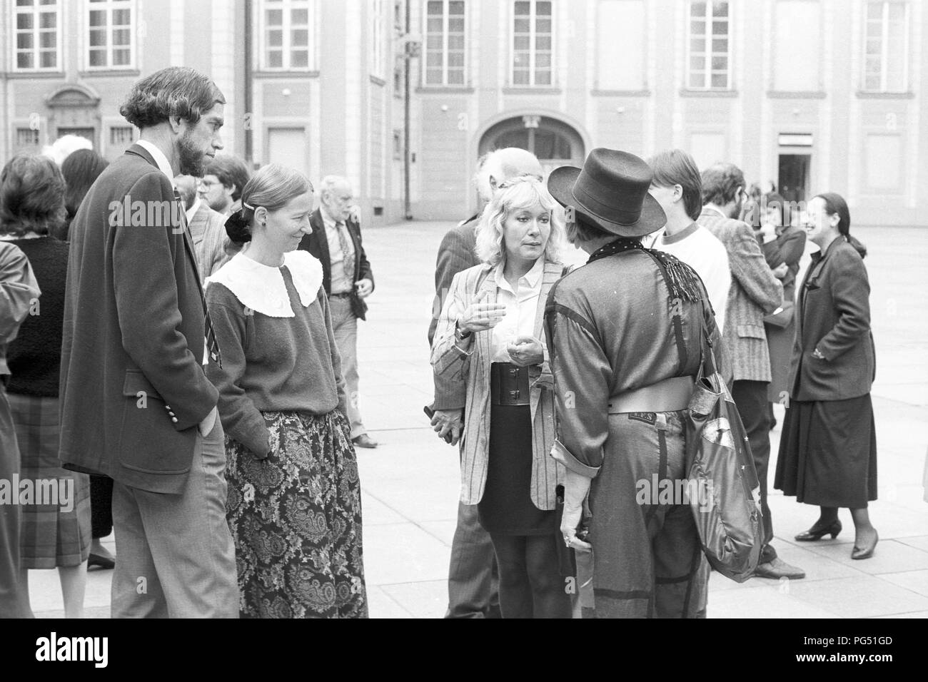 Conferenza di esperti su Boemia dell'Accademia delle scienze della Repubblica ceca presso il Castello di Praga. Bohemistics è il campo della filosofia che le ricerche della Repubblica ceca lingua e letteratura. A sinistra nella foto, il traduttore Michael Henry Heim. Foto Stock