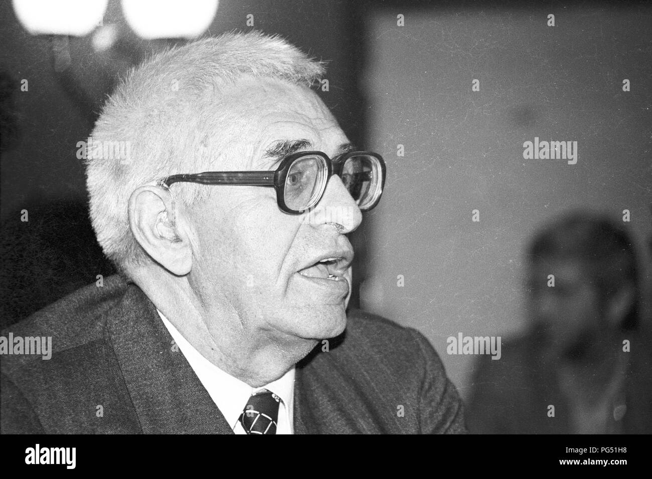 Il scrittore ceco Josef Hirsal ad una festa per il suo compleanno nel 1990 a Praga. Foto Stock