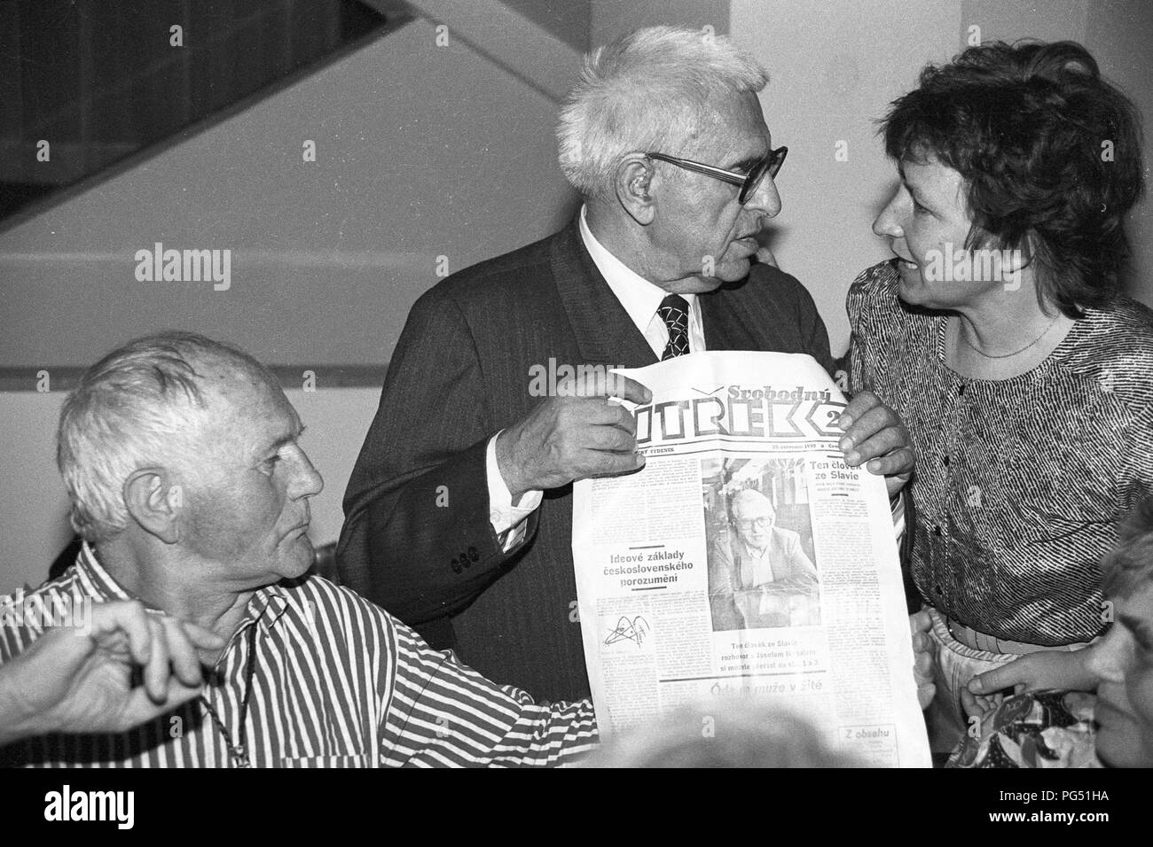 Bohumil Hrabal (sinistra) e Josef Hirsal (centrale) a una celebrazione di Hirsal il compleanno. Foto Stock