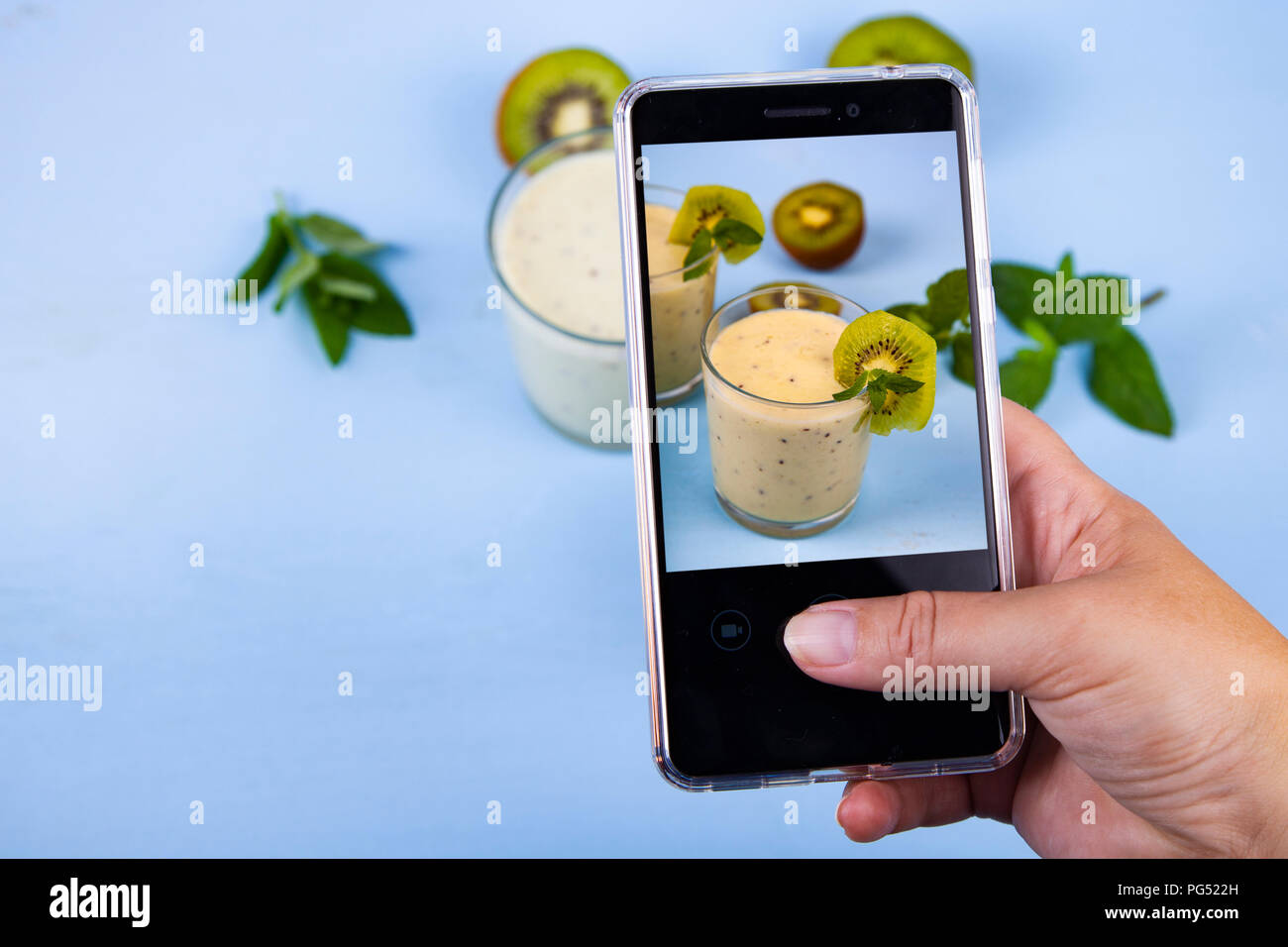 Donna scatta una foto del cibo sul telefono. Foto Stock