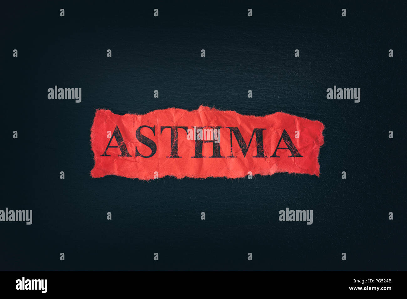 Frammenti di carta con la parola asma. Concetto di immagine. Close up. Foto Stock