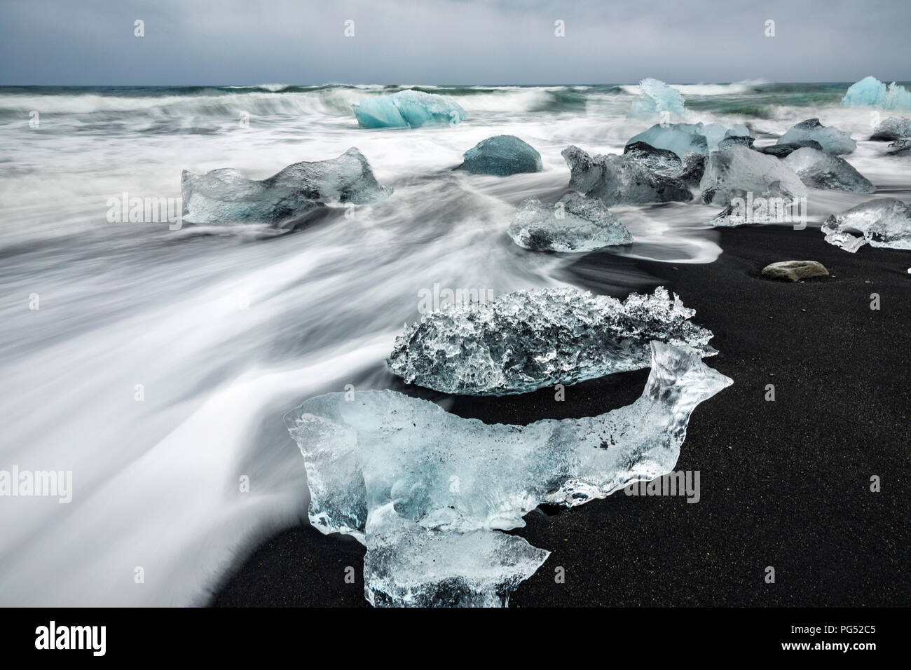 Iceblocks presso la spiaggia di sabbia nera, Jokulsarlon ghiacciaio Foto Stock