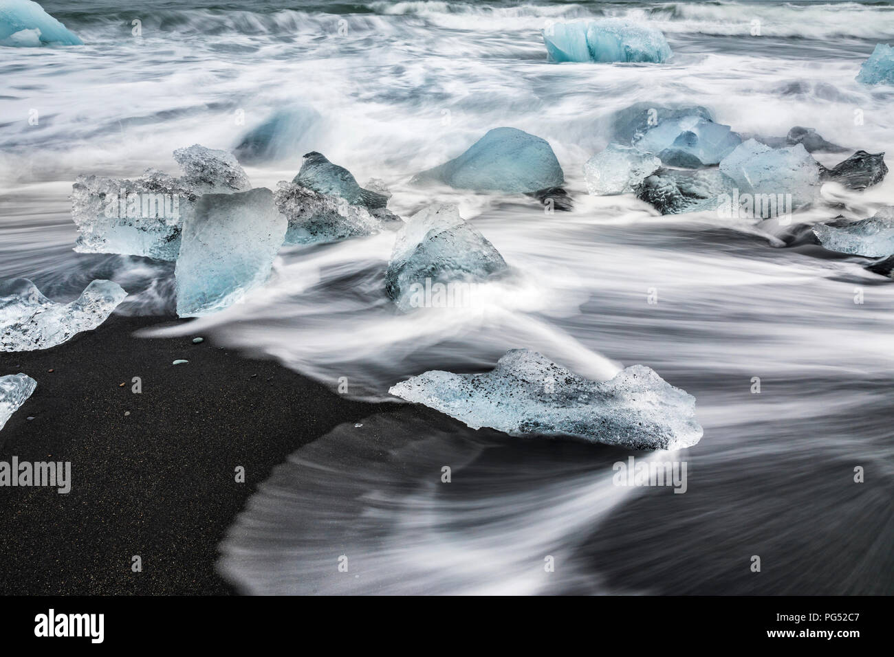 Iceblocks sulla spiaggia di sabbia nera, Jokulsarlon ghiacciaio Foto Stock