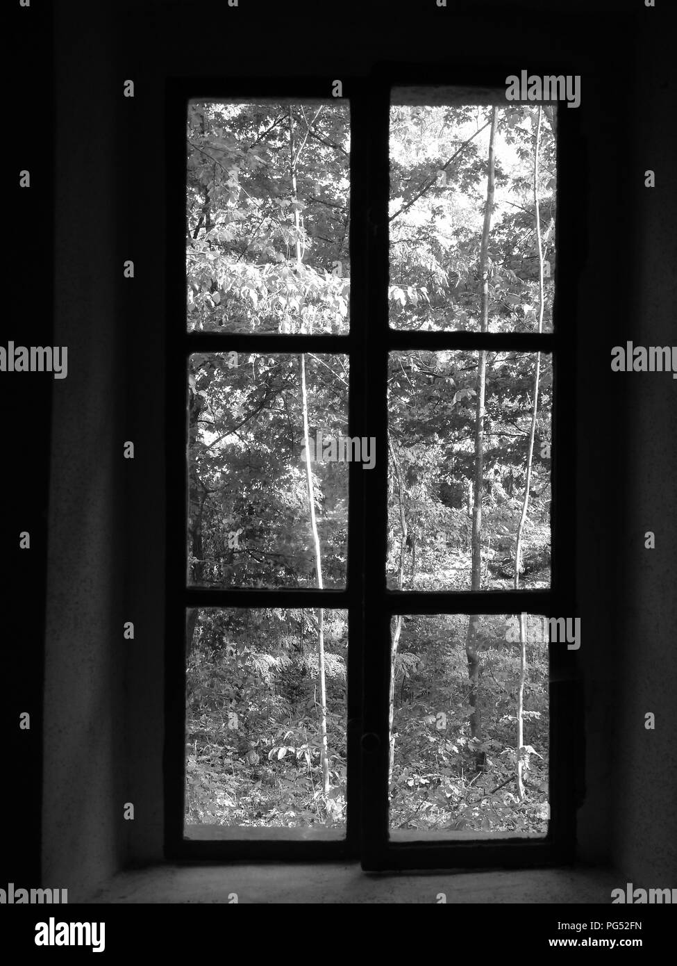 Dark la finestra della chiesa in bianco e nero Foto Stock