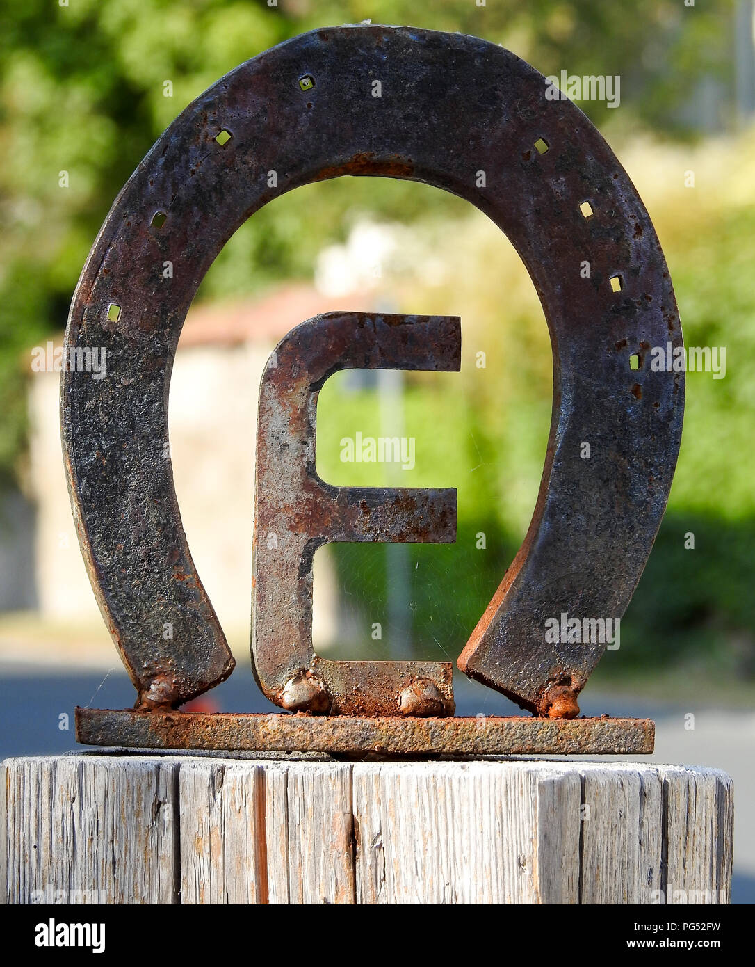 Ferro di cavallo di ferro con la lettera E Foto Stock