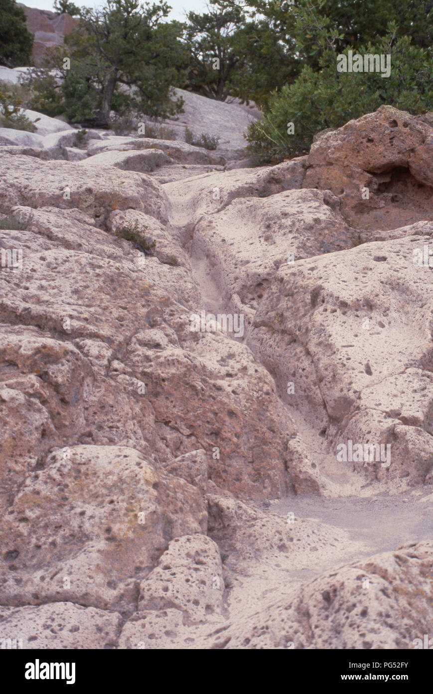 Nativi americani sentiero di usura nella pietra, Tsankawi cliff-dimore, Nuovo Messico. Fotografia Foto Stock