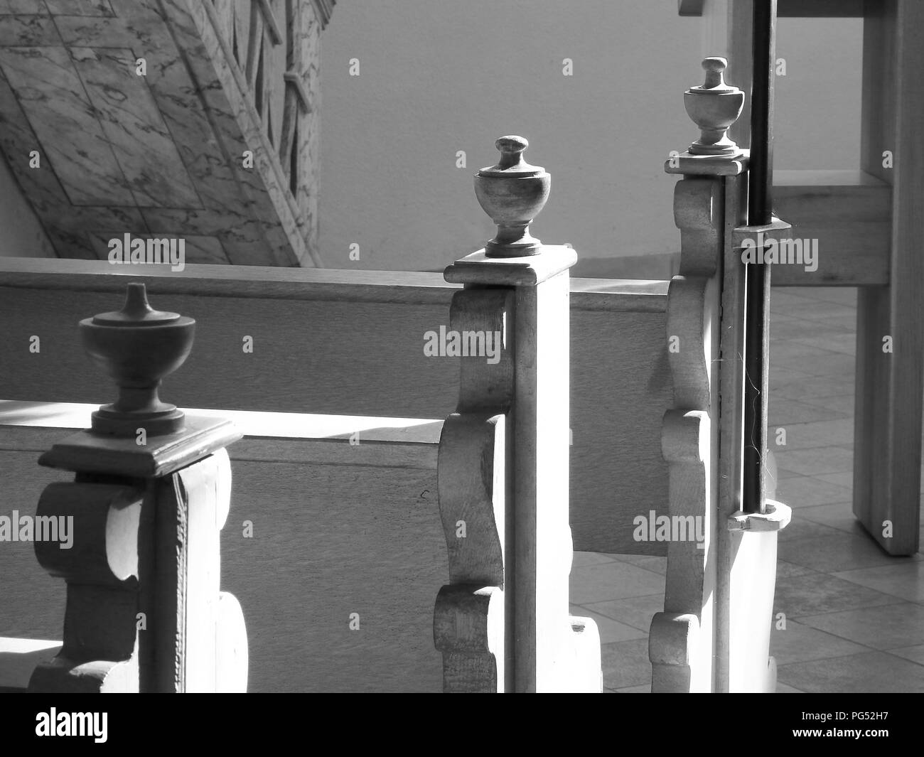 Banchi di chiesa in bianco e nero Foto Stock