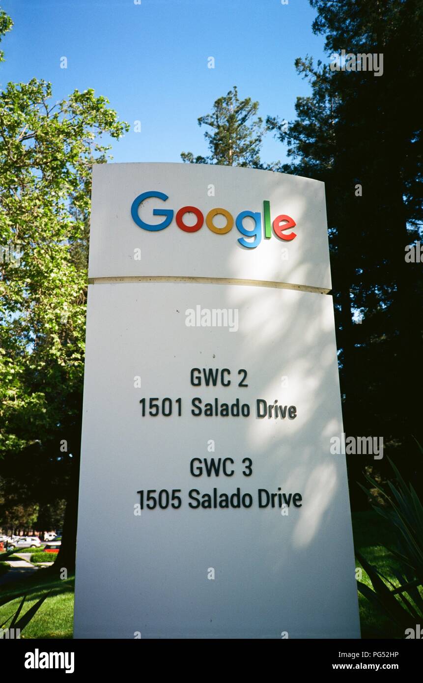 Segno di Google Inc in una zona boschiva presso il Googleplex nella Silicon Valley, Mountain View, California, 14 aprile 2018. () Foto Stock