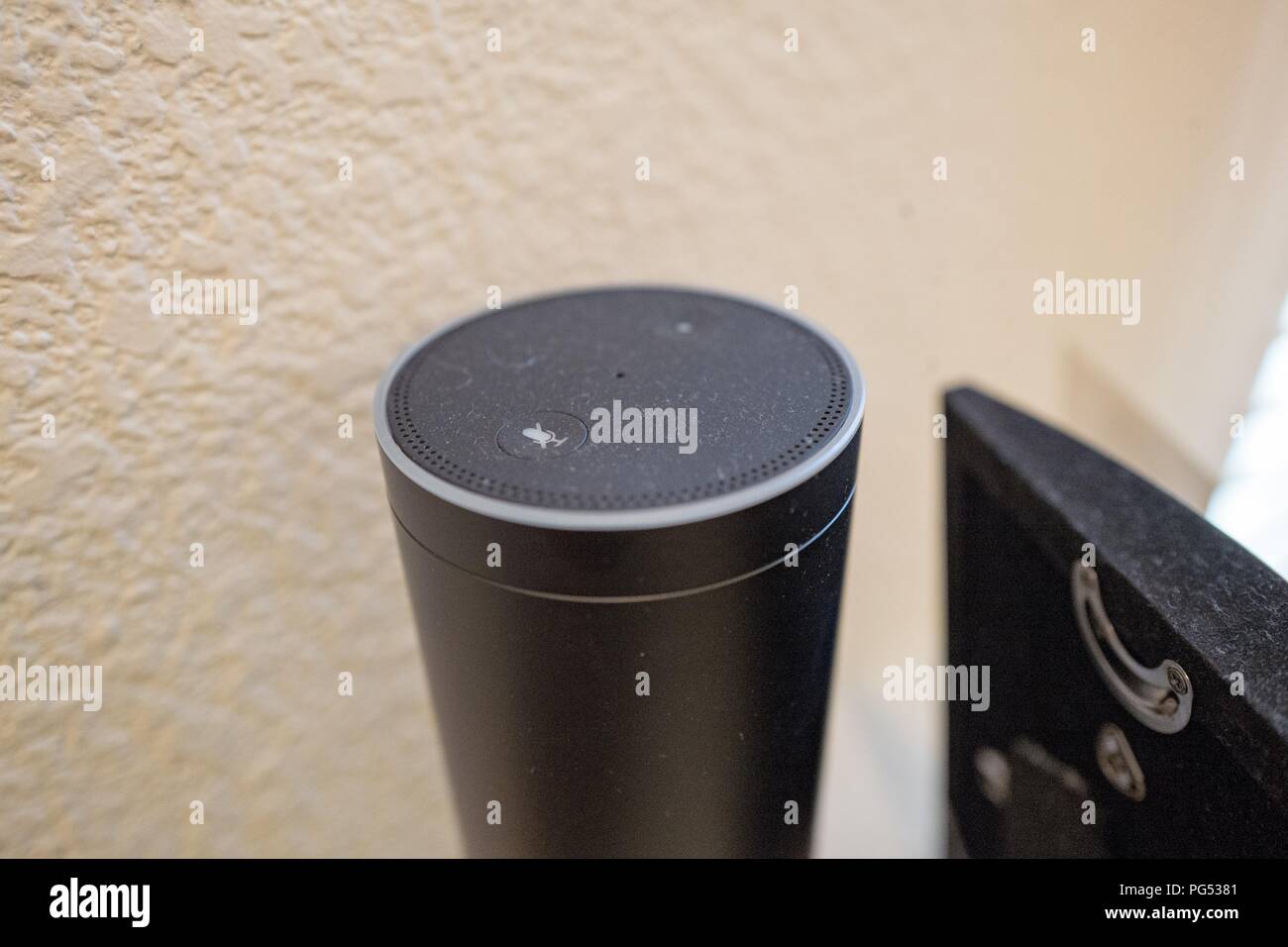 Close-up di Amazon eco Altoparlante smart e Assistente vocale che utilizza il servizio Amazon da Amazon per riconoscere e rispondere agli utenti dei comandi vocali, in una casa suburbana impostazione, 7 maggio 2018. () Foto Stock
