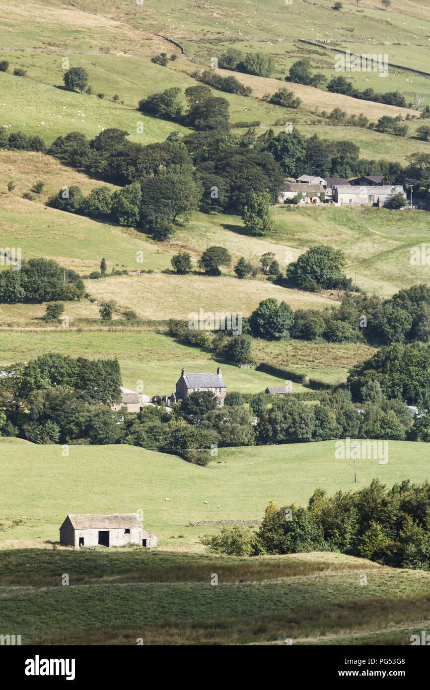 Tipica Inghilterra rurale scena di colline e fattorie in Derbyshire campagna Foto Stock