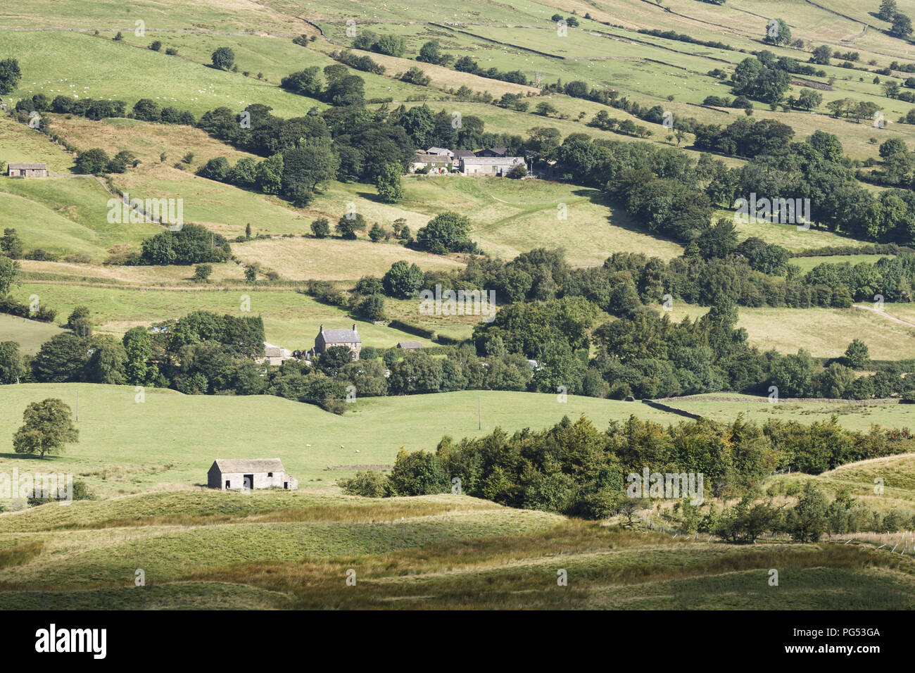 Campagna inglese, Inghilterra rurale scena con pietra case coloniche tra verdi colline Foto Stock