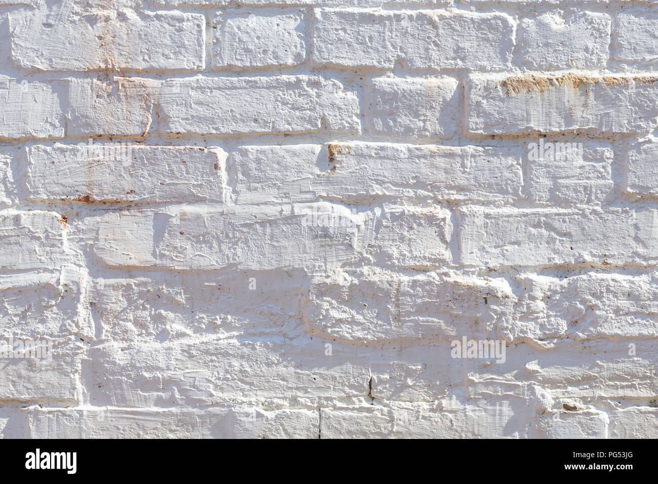 Dettaglio del vecchio muro di mattoni dipinto di bianco e addolorato, peeling e colorate. Ideale per gruppi grunge texture di sfondo Foto Stock