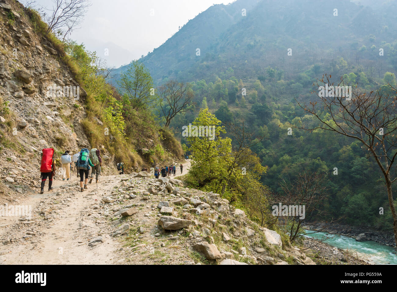 Nepal-March 28, 2018: i turisti e i portieri su strada di montagna, Marzo 28, 2018 in Nepal. Foto Stock