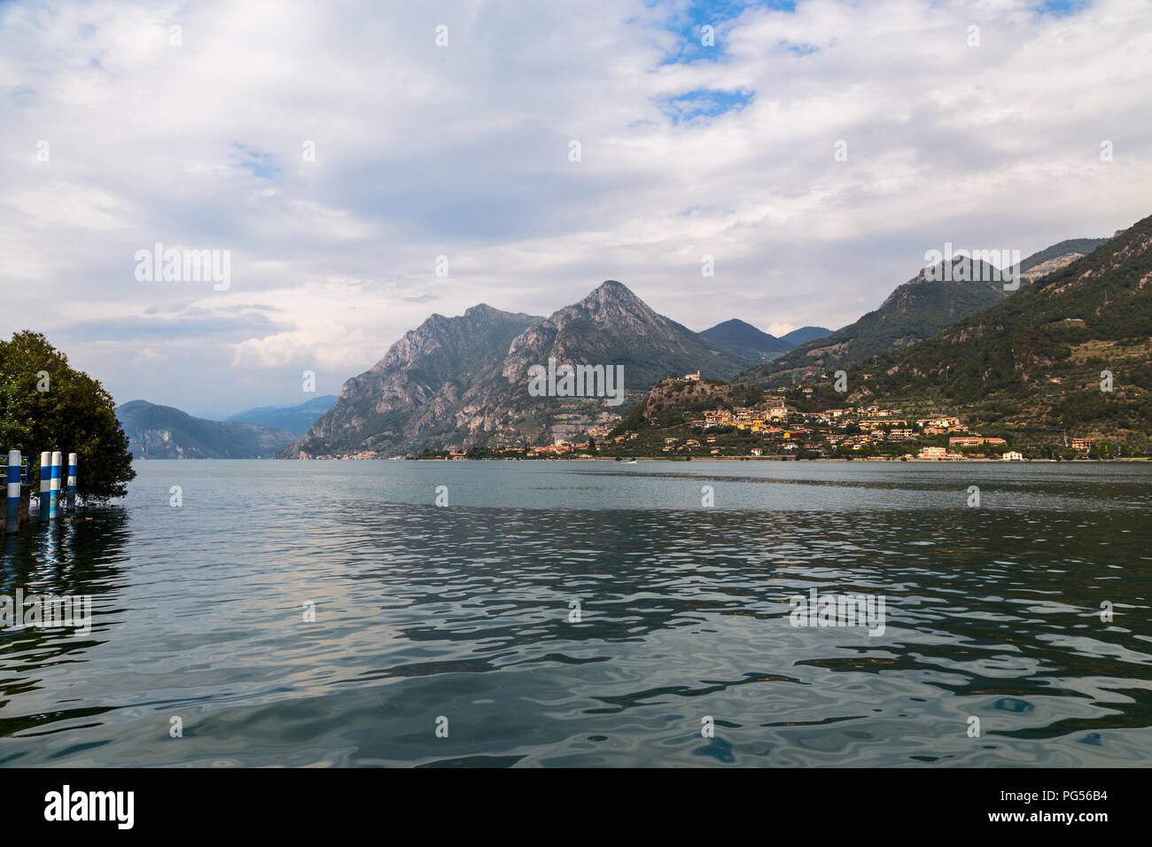 Il Lago d Iseo e la catena montuosa circostante. Italia Foto Stock