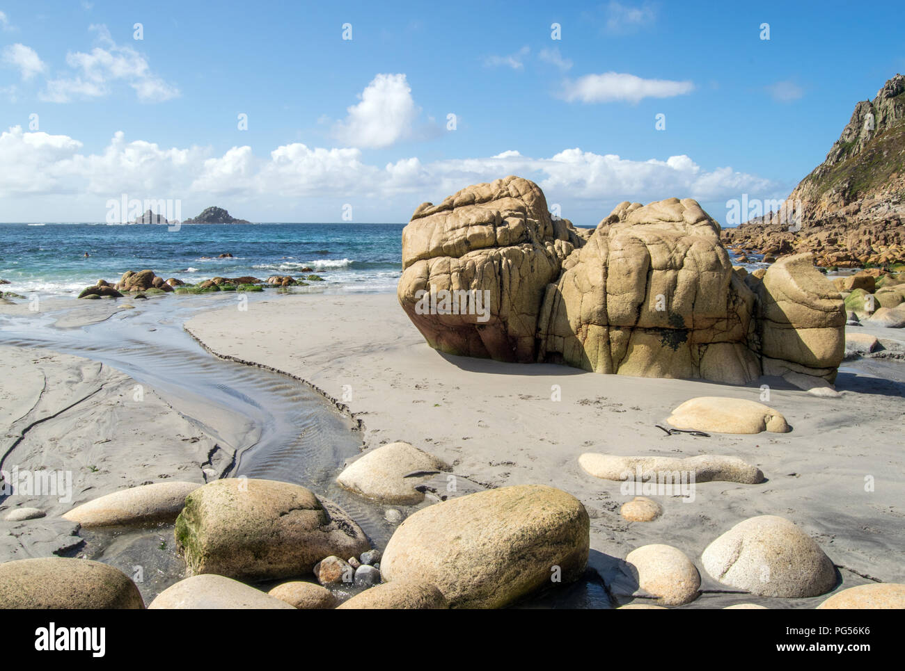 La spiaggia di Porth Nanven con il Brisons nella distanza, Cot Valley, San Giusto, Cornwall Regno Unito Foto Stock