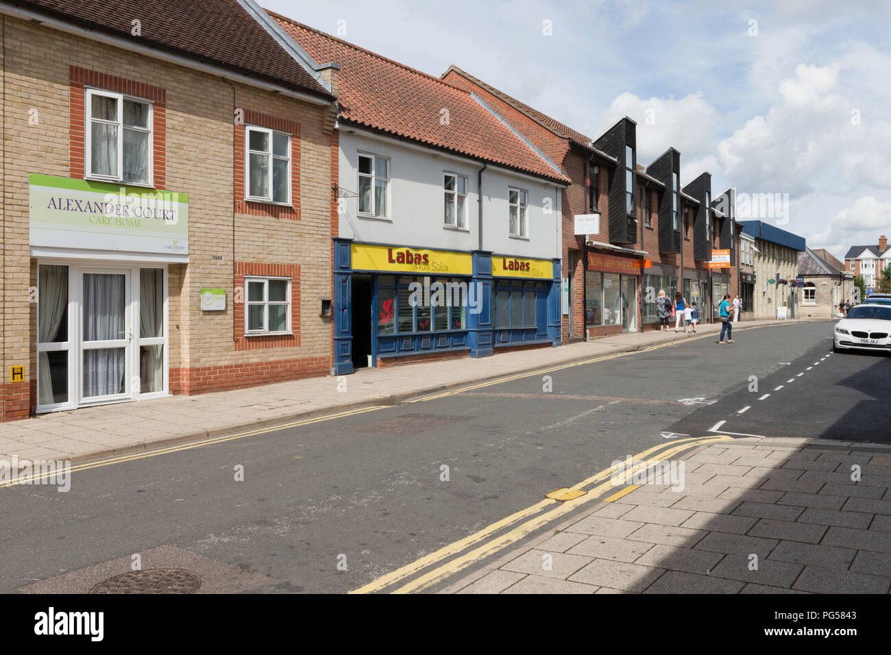 Alexander corte, negozi e imprese in Guildhall Street, Thetford. Unsharpened Foto Stock