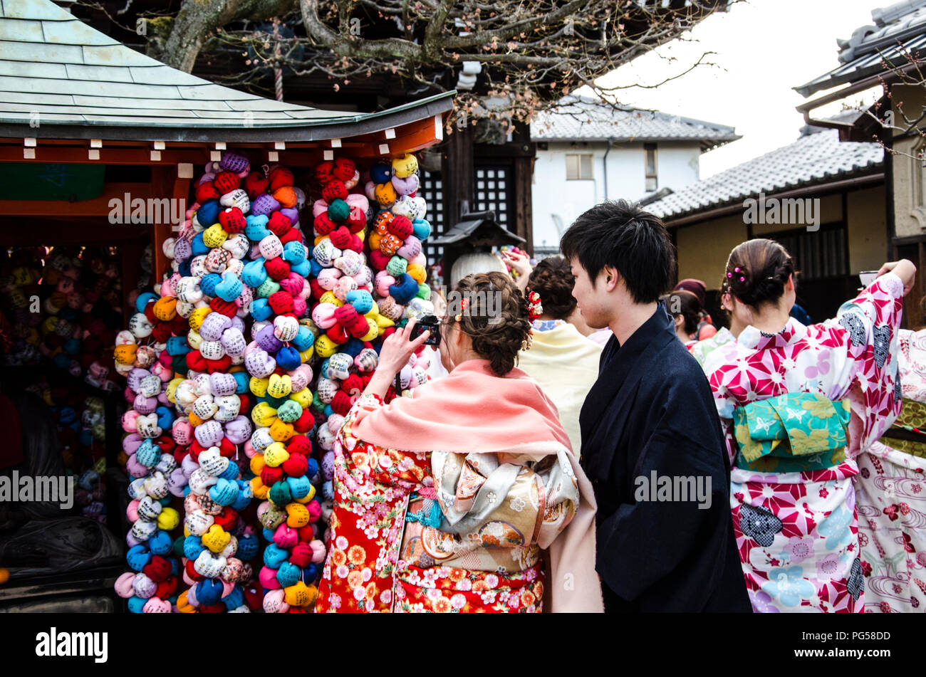 Un giovane giapponese celebra nel santuario, Kyoto in Giappone Foto Stock