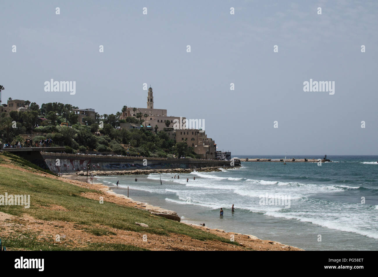 Vista sul mare la spiaggia e la Torre dell Orologio nella vecchia Jarra, Tel Aviv - Israele Foto Stock