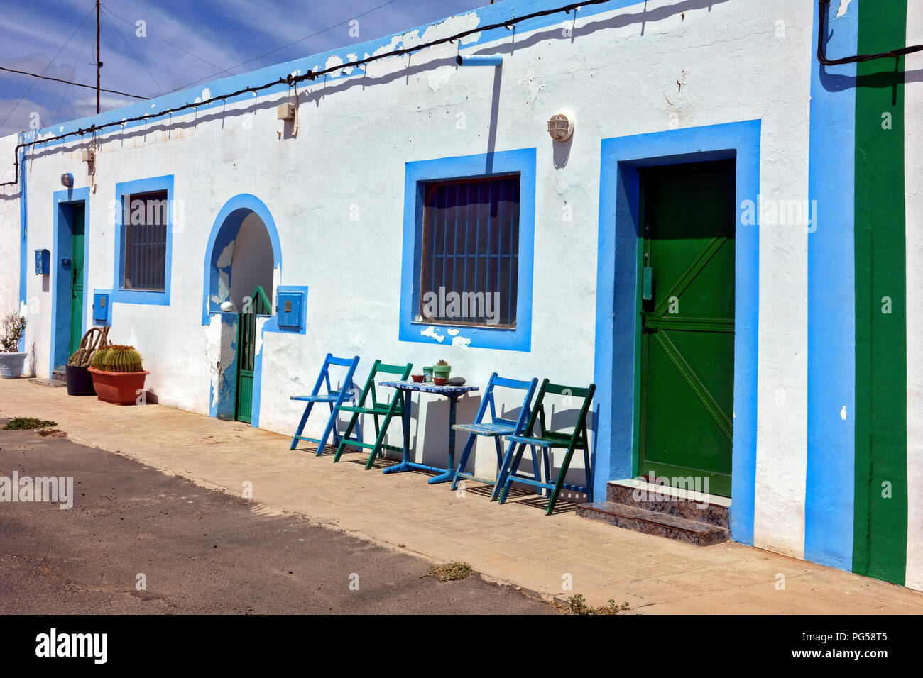 Tradizionale spagnolo colorate case nelle saline del Carmen, Fuerteventura Foto Stock