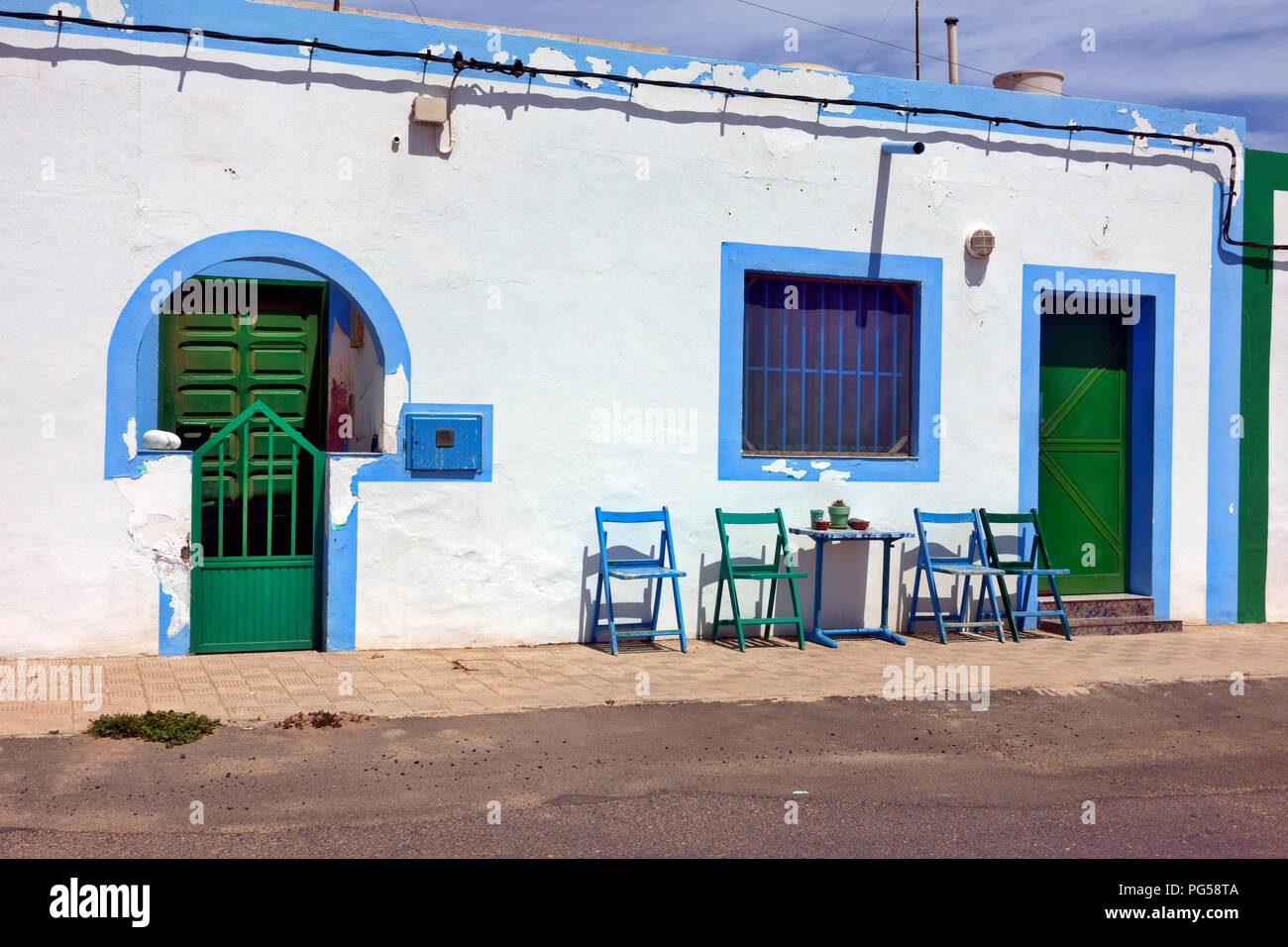 Tradizionale spagnolo colorate case nelle saline del Carmen, Fuerteventura Foto Stock