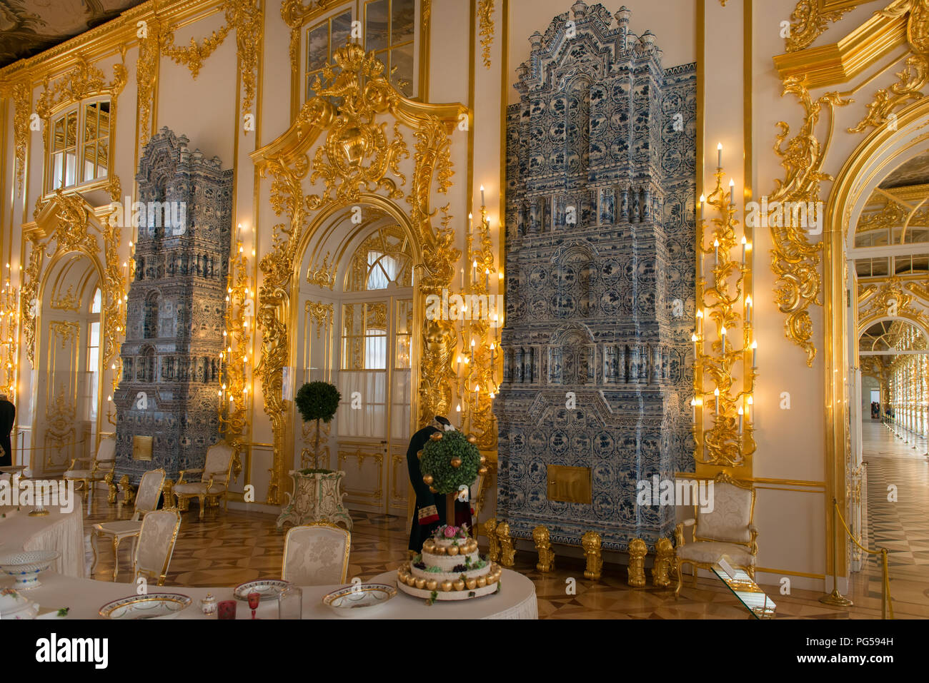 ST.PETERSBURG, Russia - 19 agosto 2017: interni ornati di Palazzo di Caterina con un multi-tiered stufa in maiolica con la pittura di cobalto. Tsarskoe Selo Foto Stock