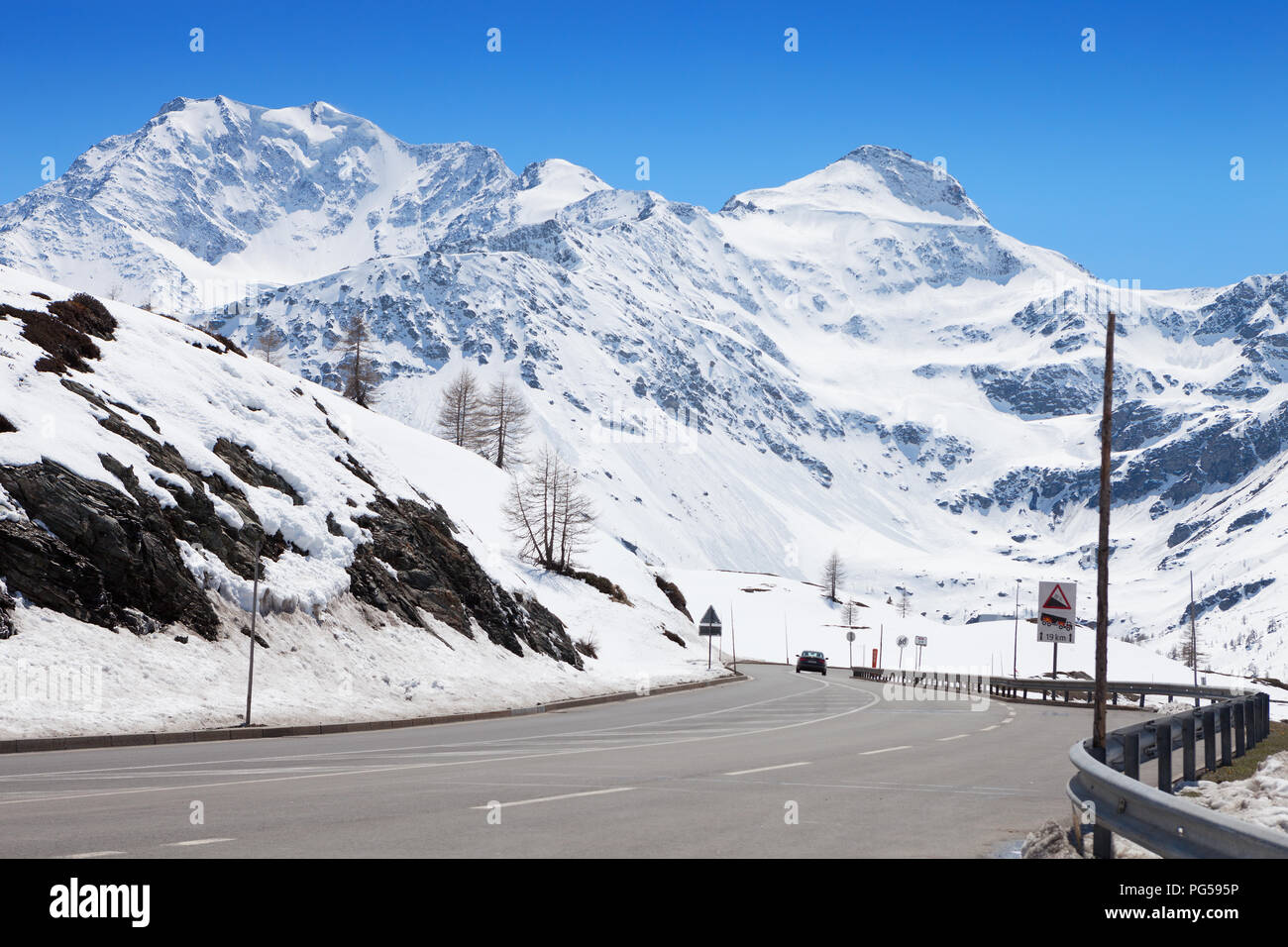 Strada di montagna nelle Alpi Svizzere. Passo del Sempione, Vallese, Svizzera Foto Stock