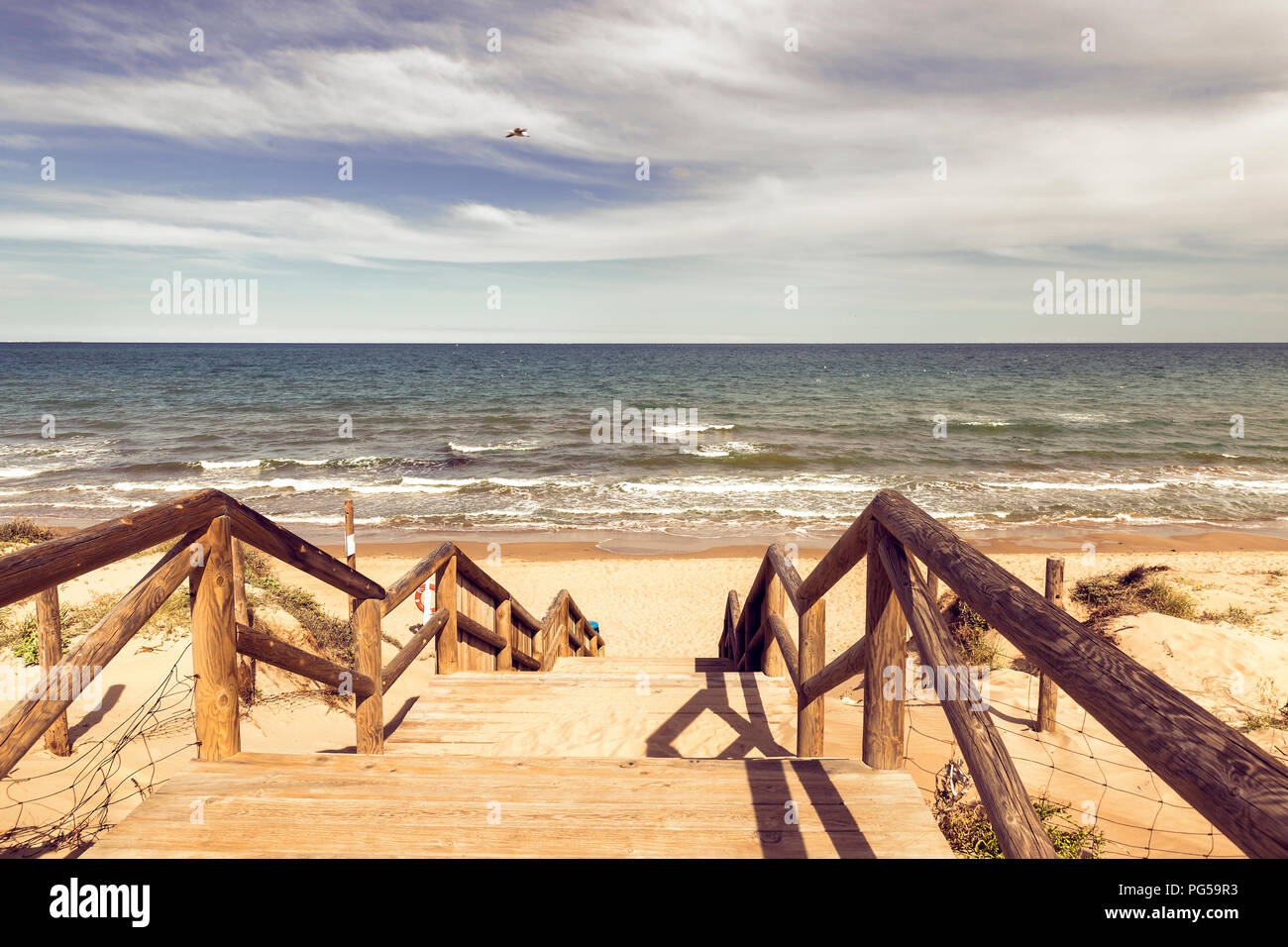 Scale di legno sulle dune di sabbia per la desolata Guardamar del Segura beach. Alicante. Spagna Foto Stock