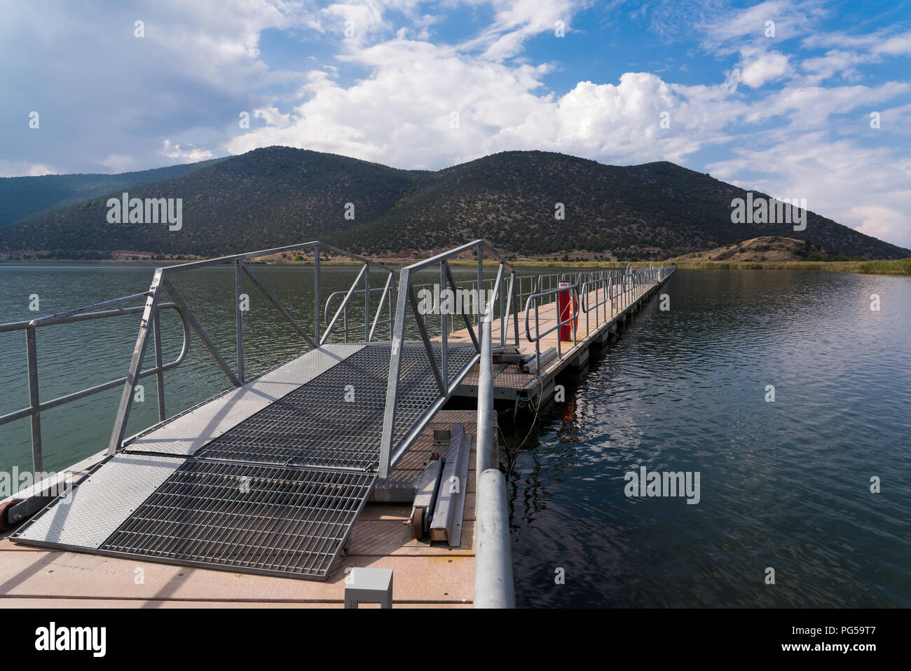 Vista del ponte galleggiante in Mikri (piccole) lago Prespa nella Grecia settentrionale Foto Stock