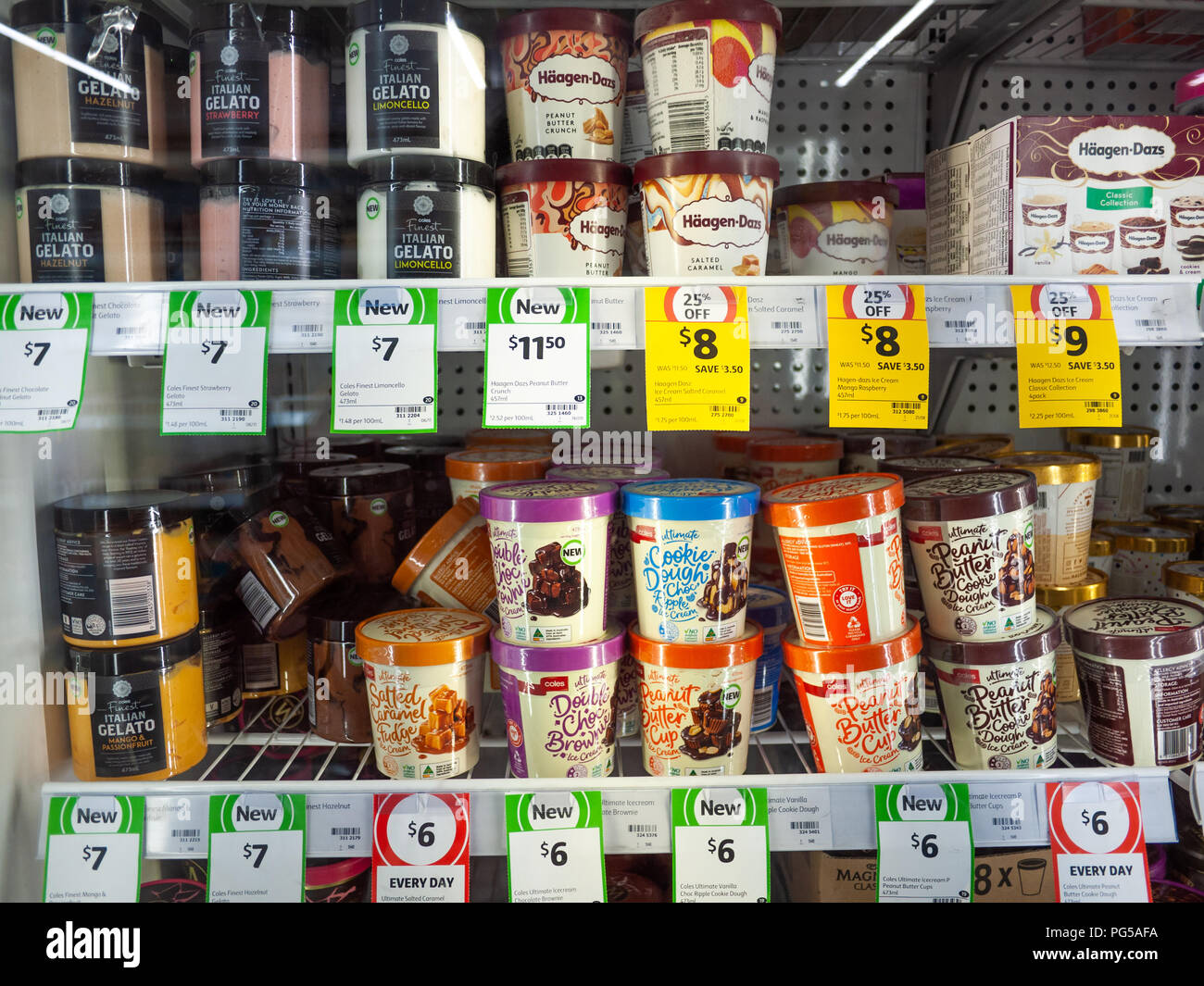 Una varietà di gelato di diversi marchi visualizzati in congelatori armadio nel supermercato per i clienti di scegliere. Melbourne VIC Australia. Foto Stock