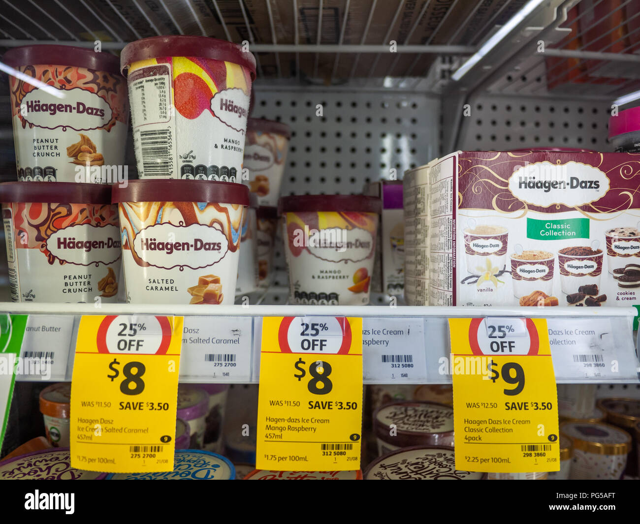 Häagen-Dazs gelato visualizzato nel congelatore nel supermercato per i clienti di scegliere. Melbourne VIC Australia. Foto Stock