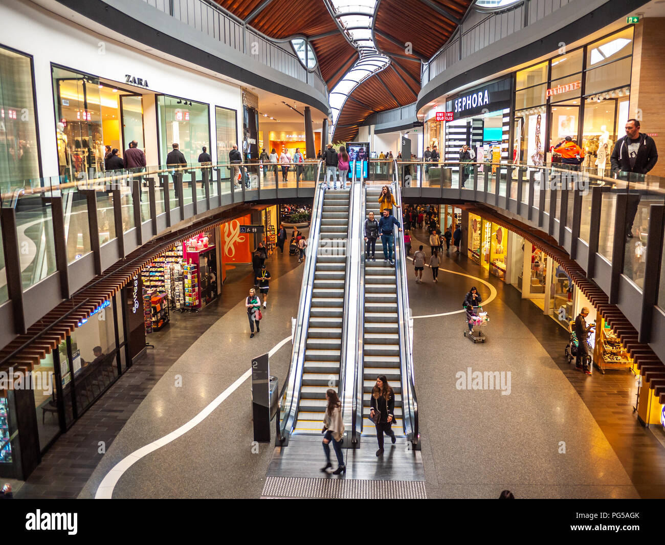Interno del culmine Shopping Center. Situato nella periferia occidentale di Melbourne, è la quarta più grande centro per lo shopping in Australia. Foto Stock