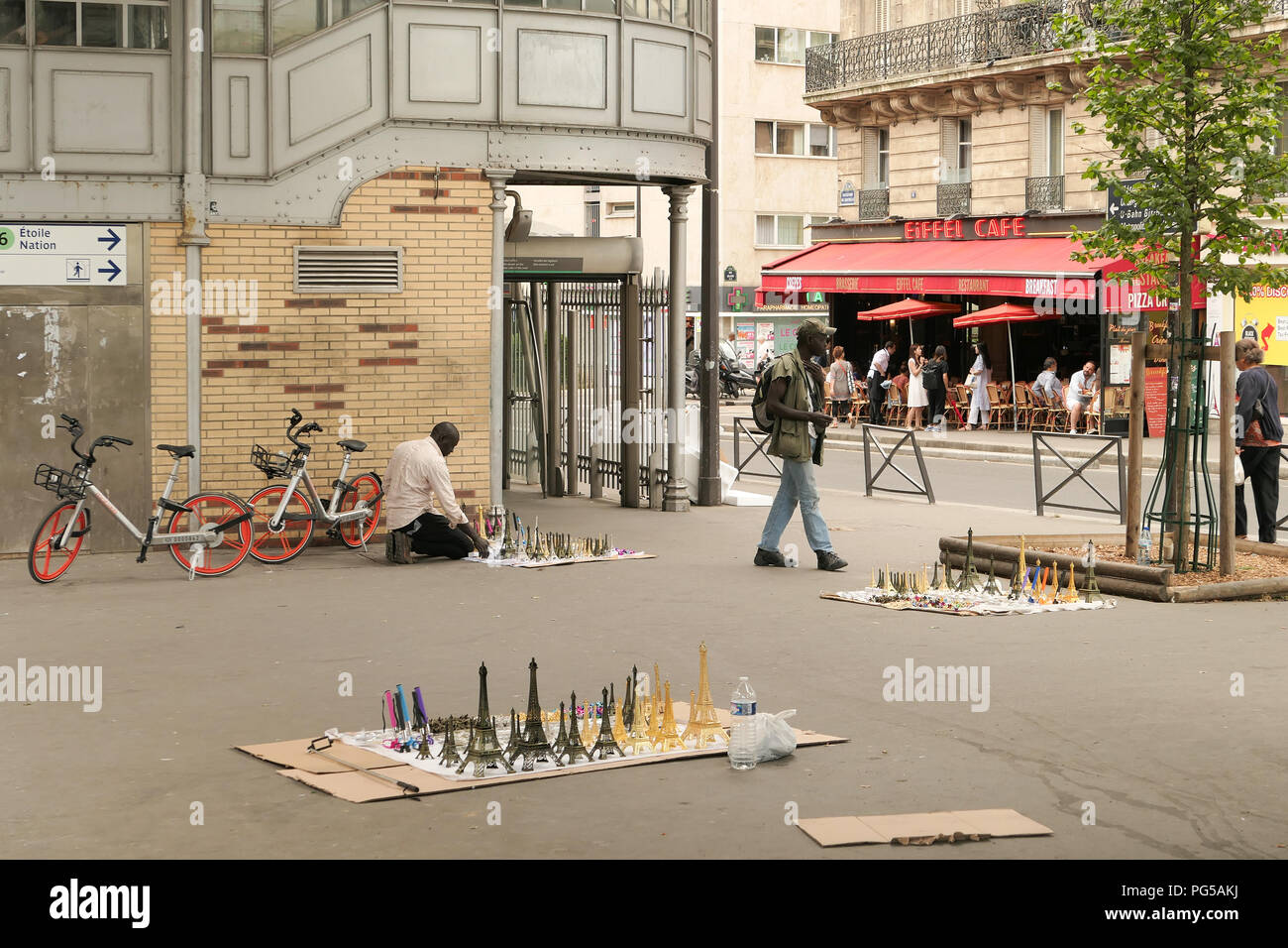 Torre Eiffel souvenir venditori ambulanti, Parigi, Francia Foto Stock
