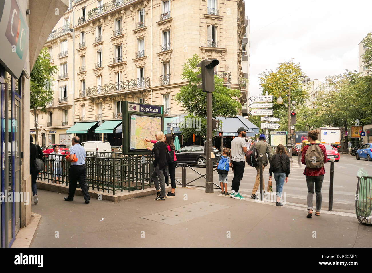 Paris Street scene nel quindicesimo arrondissement - i pedoni in attesa di attraversare Avenue Felix Faure road a strisce pedonali accanto a Boucicaut Stazione della Metropolitana . .. Foto Stock