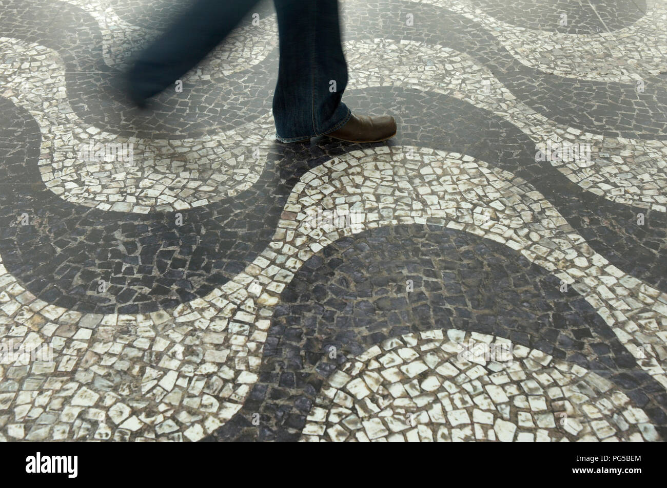 Abstract pavimento in mosaico con una persona a piedi attraverso Foto Stock