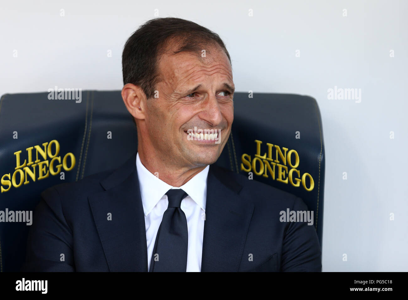 Massimiliano Allegri, head coach della Juventus FC, guarda sulla prima serie di una partita di calcio tra Ac Chievo Verona e la Juventus fc. Foto Stock