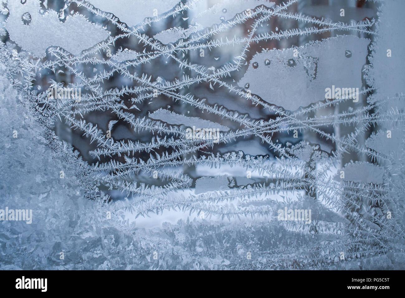 Il pupazzo di neve bianca modelli sulla finestra. Disegni di ghiaccio come intersecante ba Foto Stock